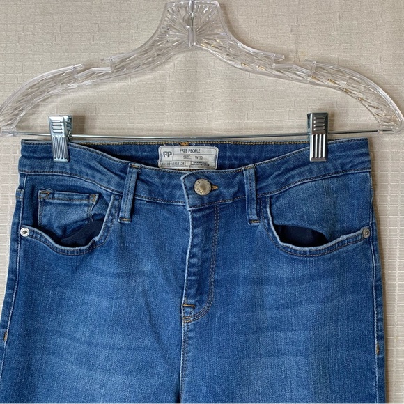 Free People Frayed Hem Medium Wash Crop Jeans Size 30 Boho 61502-16515125 Comfy - Picture 4 of 9